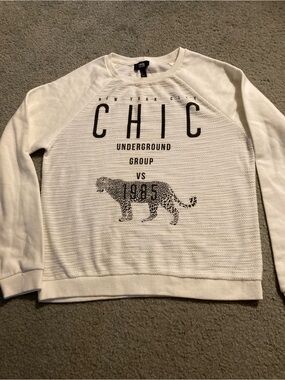chic White Sweatshirt with Black Graphic Leopard Woman’s med.